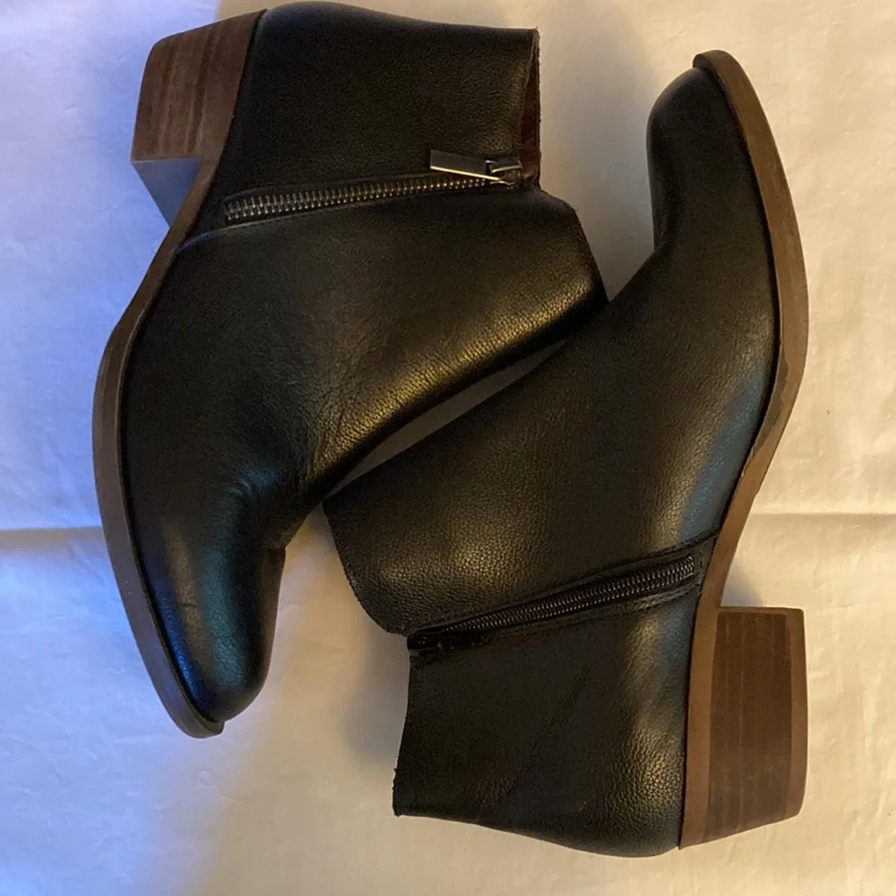 Kensie 10M Gabriella Black All Leather Upper Ankle Bootie zips on both sides